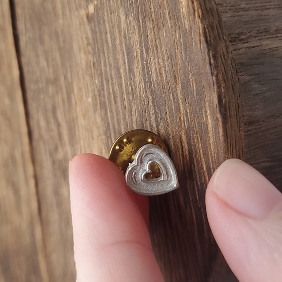 Cute heart pin  B602 - Picture 1 of 2